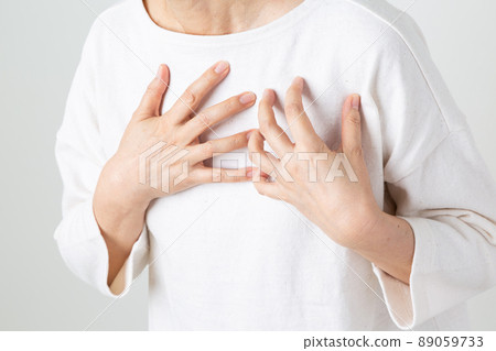 中間的女人抱著她的胸膛 89059733