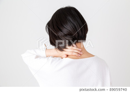 遭受頸部疼痛的中年婦女 89059740