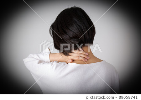 遭受頸部疼痛的中年婦女 遭受頸部疼痛的中年婦女 89059741