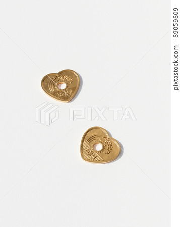 Heart-shaped 5-yen coin 89059809