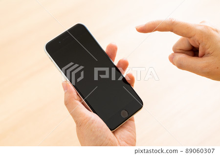 有智能手機的中間婦女 89060307