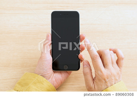 Middle woman with smartphone Middle woman with smartphone 89060308