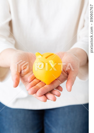 有存錢罐的中間婦女 89060767