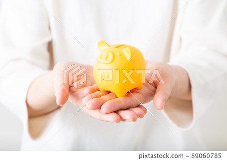 有存錢罐的中間婦女 89060785