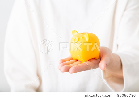 有存錢罐的中間婦女 有存錢罐的中間婦女 89060786