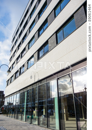 位於倫敦郊區的現代玻璃封閉建築 位於倫敦郊區的現代玻璃封閉建築 89061464