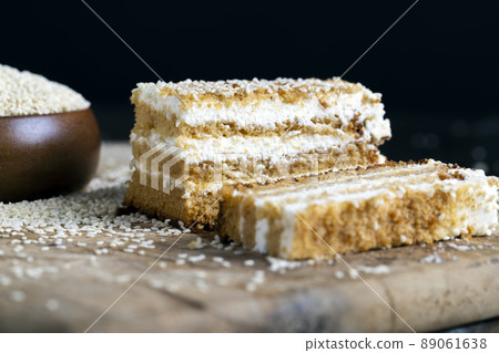 creamy cream and caramel cakes sprinkled with sesame 89061638
