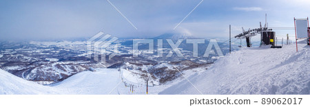 View of Mt. Yotei on the slopes and lenticular clouds from the top of the ski resort (Niseko, Hokkaido) 89062017