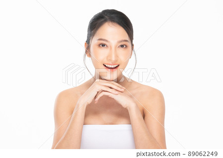 Asian Young woman got perfect face and skin. Posting as a model like rested her chin in the hand. Bare shoulders can shows her flawless skin clearly.Looking through the camera make her more attractive 89062249