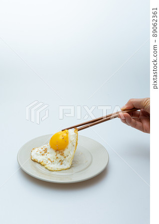 在碗裡煎雞蛋 在碗裡煎雞蛋 89062361