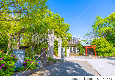 日本川崎市景俯瞰被新鮮綠樹環繞的川崎稻毛神社 日本川崎市景俯瞰被新鮮綠樹環繞的川崎稻毛神社 89062365