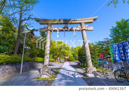 日本川崎市景俯瞰被新鮮綠樹環繞的川崎稻毛神社 日本川崎市景俯瞰被新鮮綠樹環繞的川崎稻毛神社 89062367