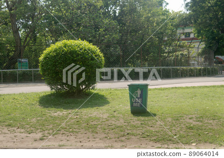 An use me dustbin in the public garden. 89064014