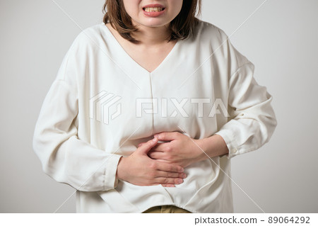 一個有胃痛并且可以握住她的手的年輕女人 89064292