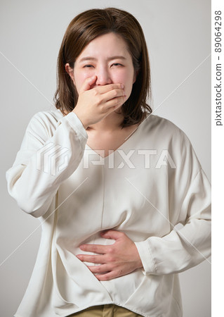 有食物中毒、噁心和腹痛的年輕女性 89064298