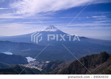 (Yamanashi Prefecture) A spectacular view of Mt. Fuji from the Misaka Mountains ridgeline 89064830