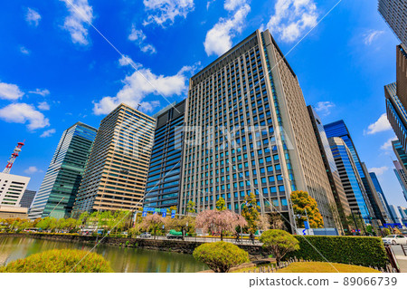 東京千代田區皇居的大手堀和建築物 89066739