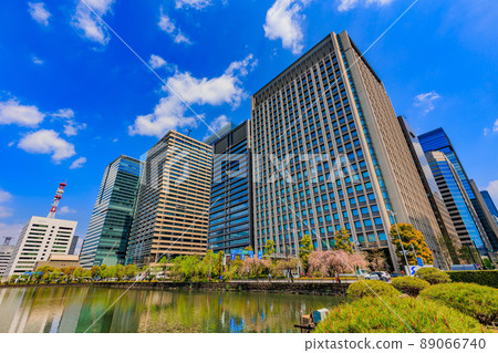 東京千代田區皇居的大手堀和建築物 89066740