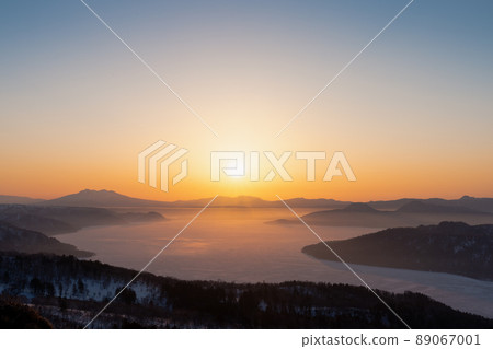 美幌峠上冉冉升起的太陽照亮了湖面 89067001
