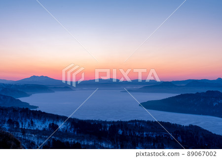 從美幌峠看到的斜里山的藍色瞬間 從美幌峠看到的斜里山的藍色瞬間 89067002