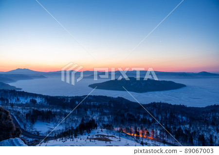 The blue moment of Mt. Shari seen from Bihoro Pass 89067003