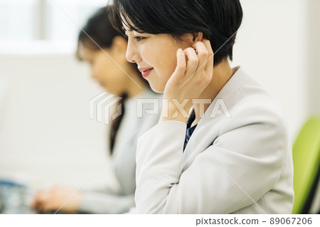 在辦公室工作的職業女性 89067206