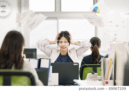 忙碌而困惑的職業女性 89067209