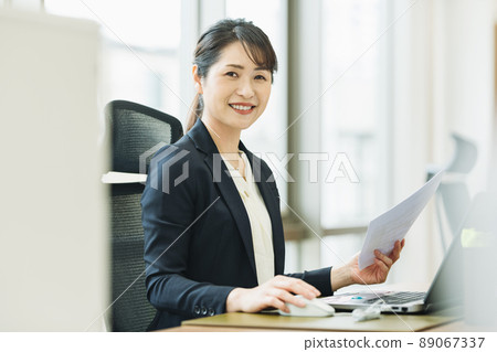 Middle woman working in the office Middle woman working in the office 89067337
