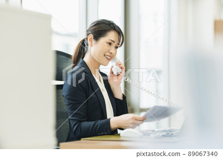 職業女性在電話中交談 89067340