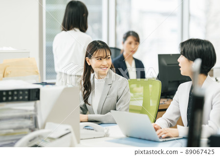 Office scenery where women work 89067425