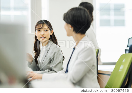 在辦公室工作的職業女性 89067426