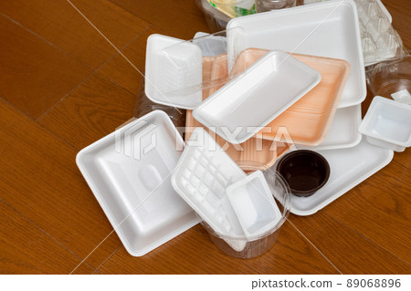 在地板上收集的塑料垃圾 在地板上收集的塑料垃圾 89068896