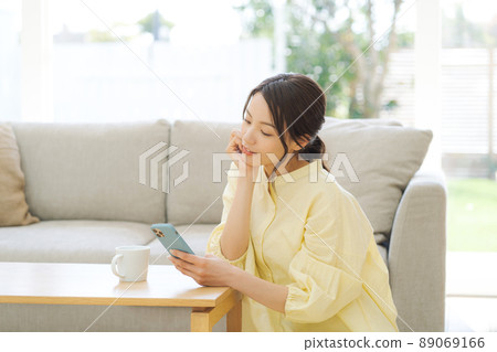 有智慧型手機的女人 89069166