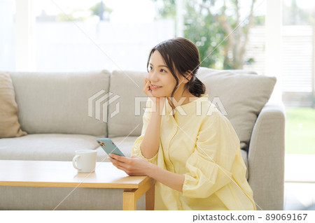 有智慧型手機的女人 有智慧型手機的女人 89069167