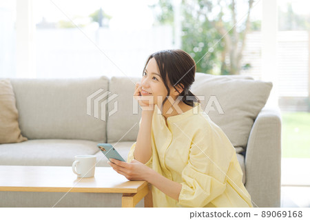 有智慧型手機的女人 有智慧型手機的女人 89069168