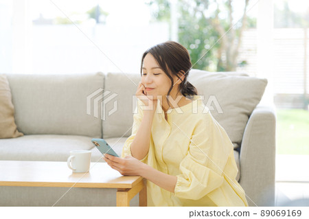 有智慧型手機的女人 有智慧型手機的女人 89069169