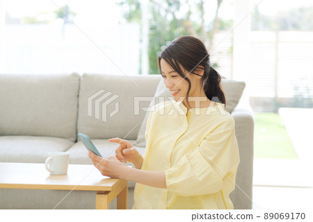 有智慧型手機的女人 有智慧型手機的女人 89069170