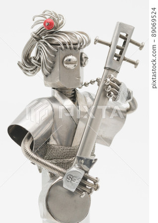 A woman playing the shamisen, metal figure 89069524