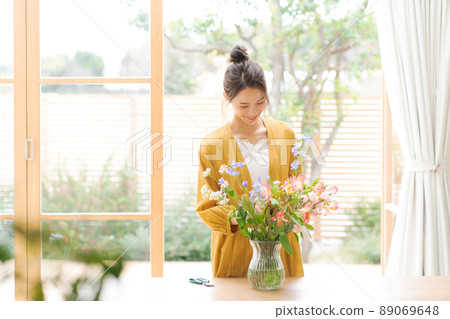 Women in their 20s who grow flowers Women in their 20s who grow flowers 89069648