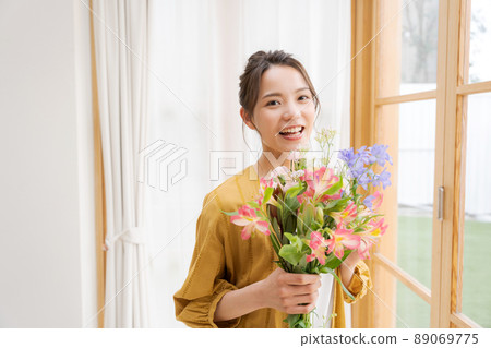 二十多歲拿著花束的女人 二十多歲拿著花束的女人 89069775