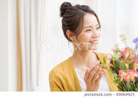 二十多歲拿著花束的女人 二十多歲拿著花束的女人 89069925