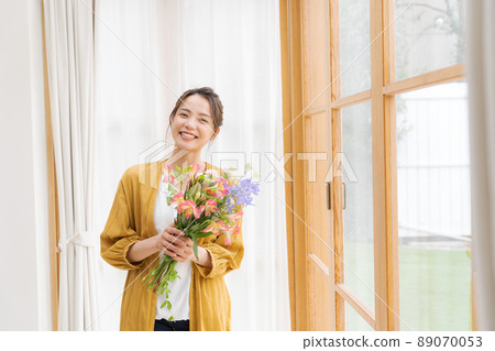 帶花的女人,二十多歲的女人 帶花的女人,二十多歲的女人 89070053