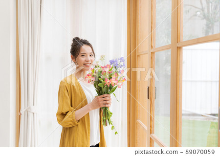 帶花的女人，二十多歲的女人 89070059