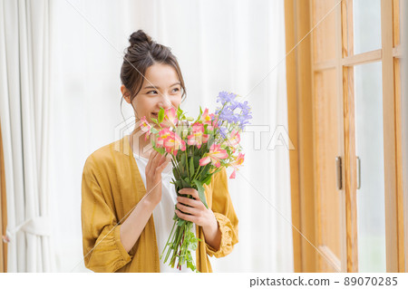 20多歲的女人種花 89070285