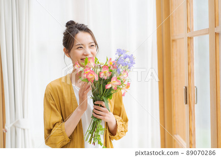 Women in their 20s who grow flowers Women in their 20s who grow flowers 89070286