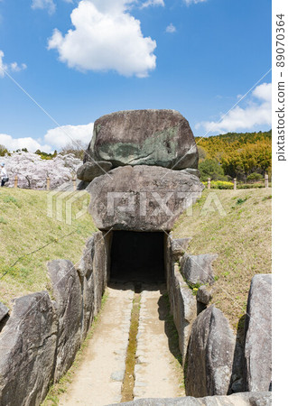 Side hole type stone chamber of Ishibutai Tumulus 89070364