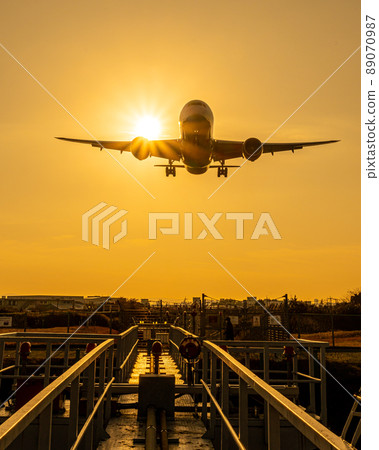Beautiful pictures of the morning sun and the plane on the banks of the Senri River 89070987