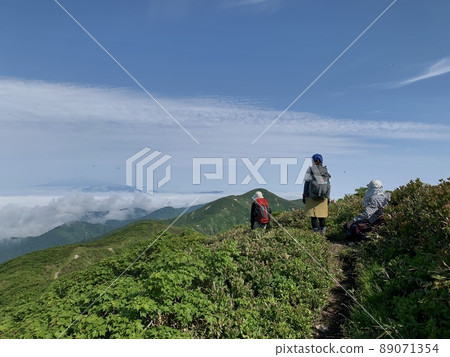 從神室山脈看鳥海山的登山者 從神室山脈看鳥海山的登山者 89071354