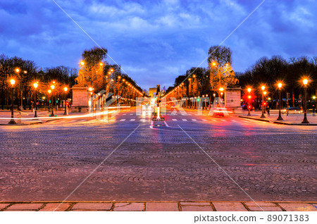 Night view of the Champs Elysees seen from Place de la Concorde 89071383