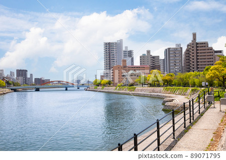 It is the cityscape of Hiroshima. It is the western scenery along the main river. Please enjoy the spacious atmosphere. Hiroshima Prefecture 89071795